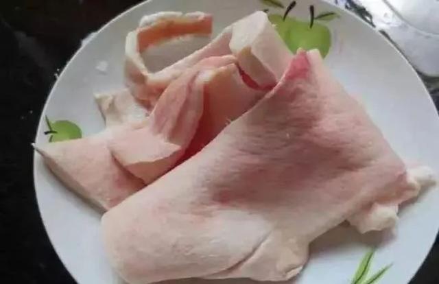 雖然正規的豬肉檢疫章難以用清水洗掉.jpeg