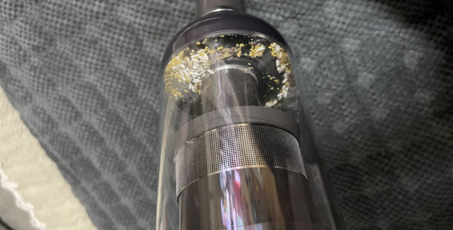 這是吸了之后的塵杯，清晰可見吸進去的東西。.png