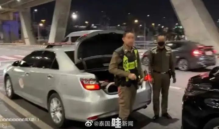 中國(guó)女游客稱在泰國(guó)買到警車接機(jī)服務(wù)，還能加錢預(yù)定警車開(kāi)道？泰國(guó)警方回應(yīng)