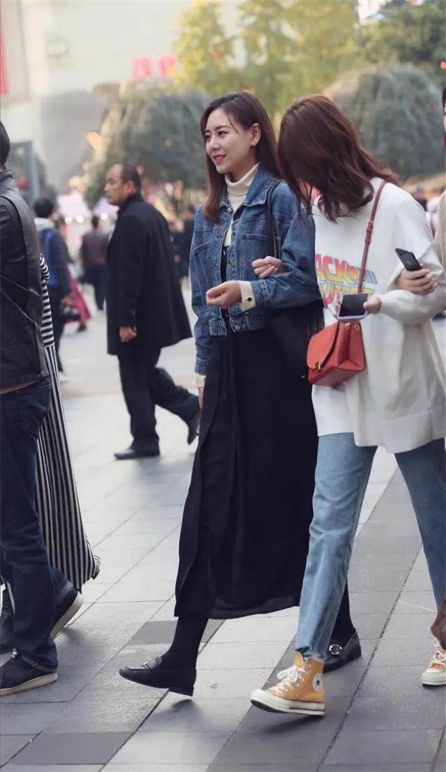 裙子最能夠體現(xiàn)女人的氣質(zhì)，會(huì)讓你看起來(lái)更加優(yōu)雅年輕